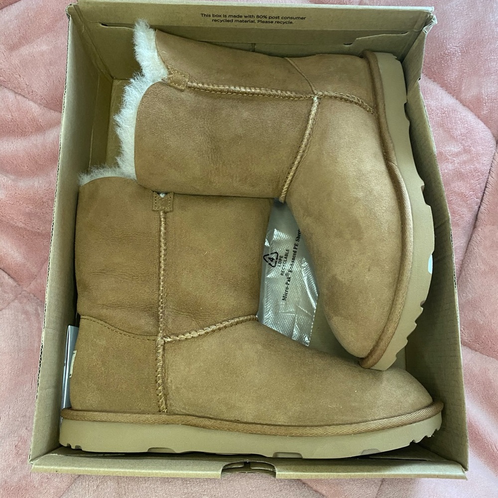 UGG Big Kids BAILEY BUTTON II BOOT